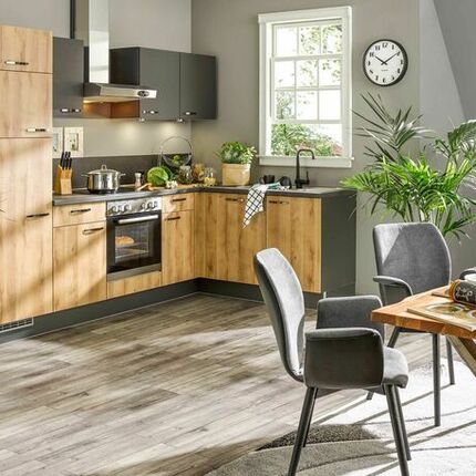 Schicke Eckküche mit moderner Esszimmer-Einrichtung