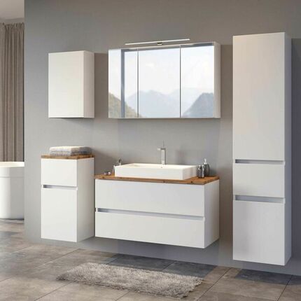 Zeitlos elegantes Badezimmer in Weiß