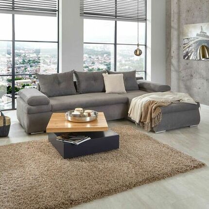 Graues Ecksofa mit modernem Couchtisch