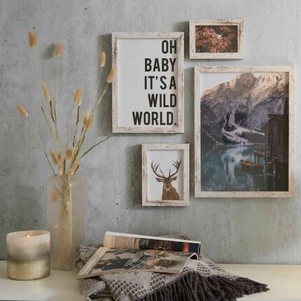 Deko-Arrangement mit Wandbildern