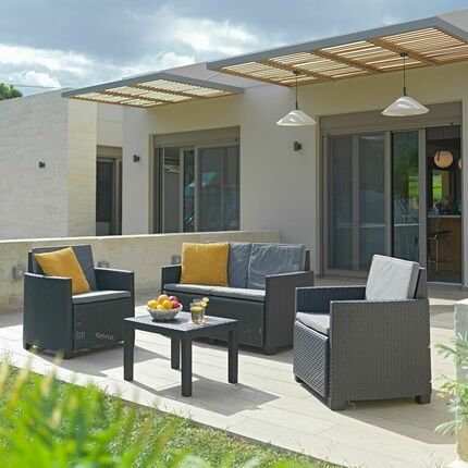 Rattan-Gartengarnitur auf der Terrasse