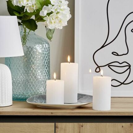 schick dekorierter Tisch mit weißen Kerzen