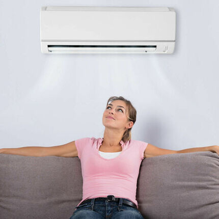 Frau mit Klimaanlage