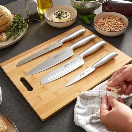 Küchenmesser-Set auf einem Holzbrett