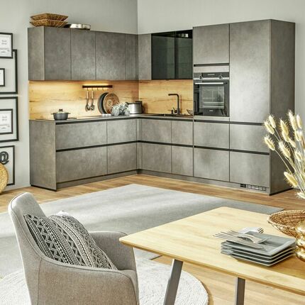 Eckküche in Betongrau mit holzfarbener Rückwand