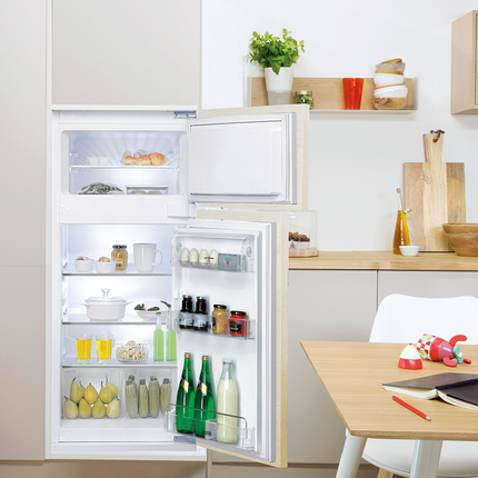 geöffneter Kühlschrank in heller Küche