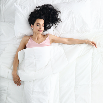 Friedlich schlafende Frau in ihrem Bett